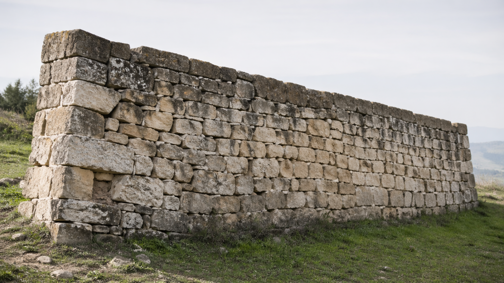 mur en pierre qui penche