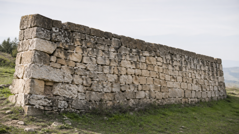 mur en pierre qui penche